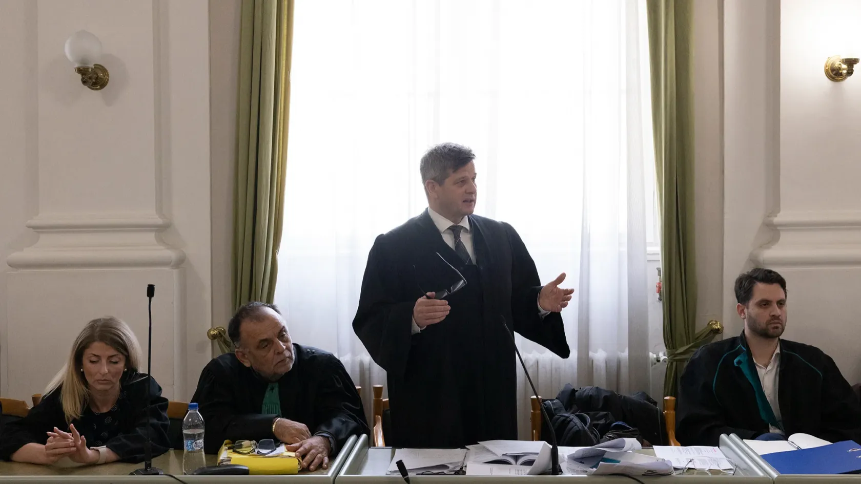 Orvosi igazolással mentette ki magát a 2,2 milliárd forint hűtlen kezeléssel vádolt volt helyettes államtitkár