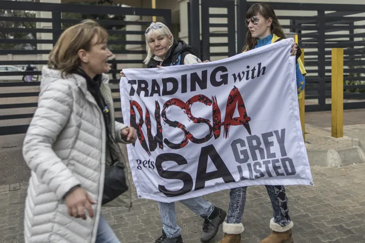 Dél-Afrikában élő ukrán állampolgárok egy csoportja tüntet a johannesburgi Sandtonban 2022. július 20-án, a kezdődő orosz nemzetközi üzleti találkozó napján – Fotó: Marco Longari / AFP
