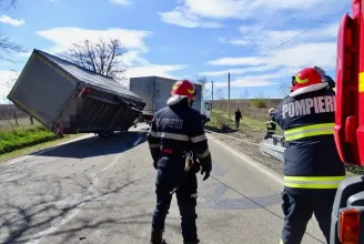 Az erős szél egy kamion pótkocsiját is felborította Északkelet-Romániában