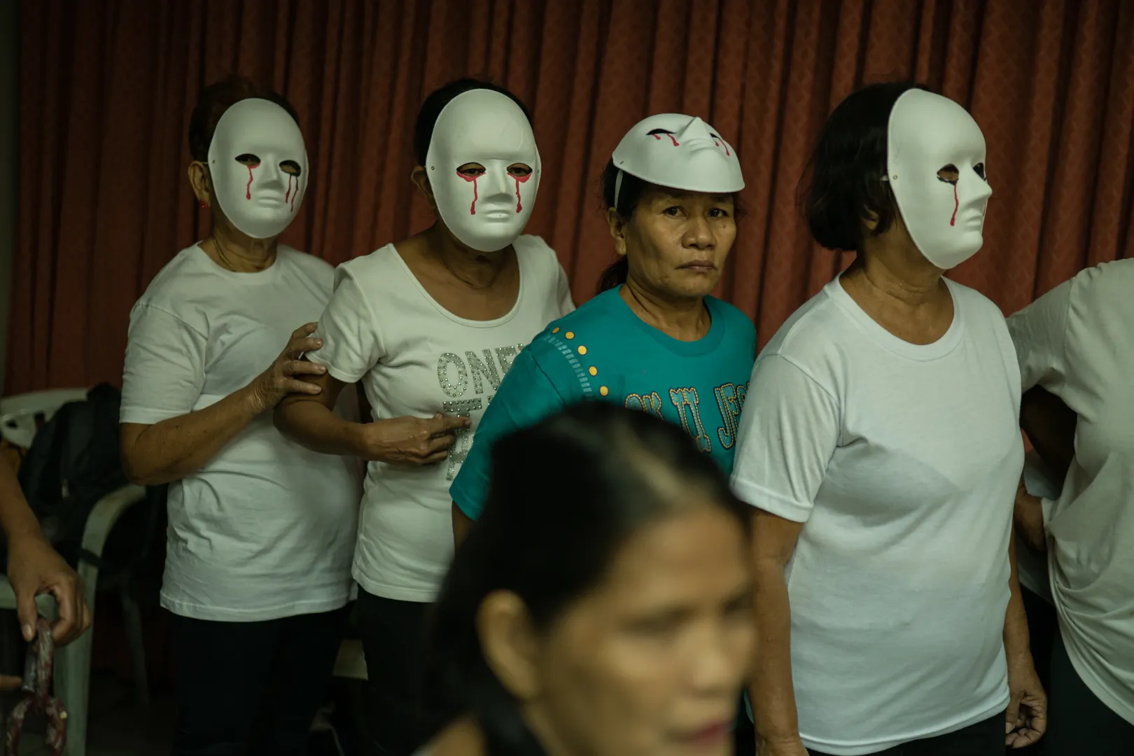 A drogellenes háború áldozatainak anyái és özvegyei próbálnak egy színházi előadásra a Fülöp-szigeteki Manilában 2019. november 22-én