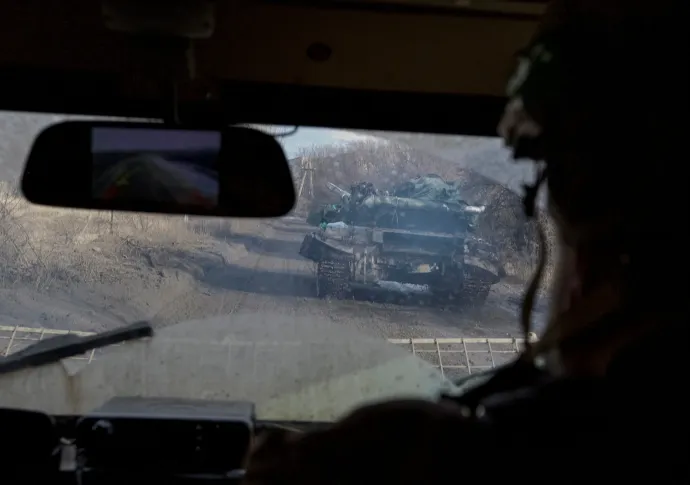 Ukrán katonák utaznak Bahmut közelében 2023. március 8-án – Fotó: Anna Kudriavtseva / Reuters
