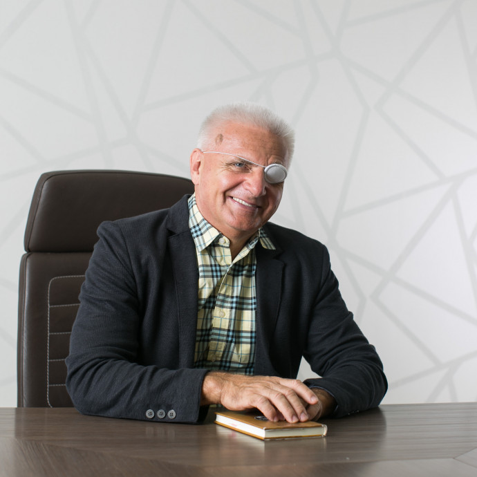 Orbán ellen fordult a százezrek által követett milliárdos édességgyáros