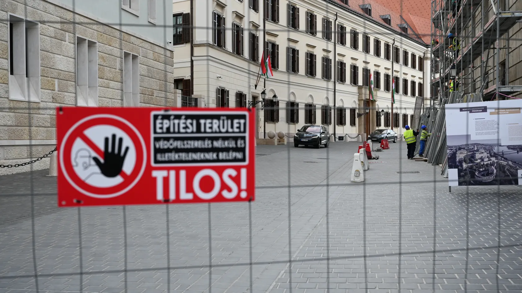 Újra a Karmelita kordonjait bontják a momentumosok