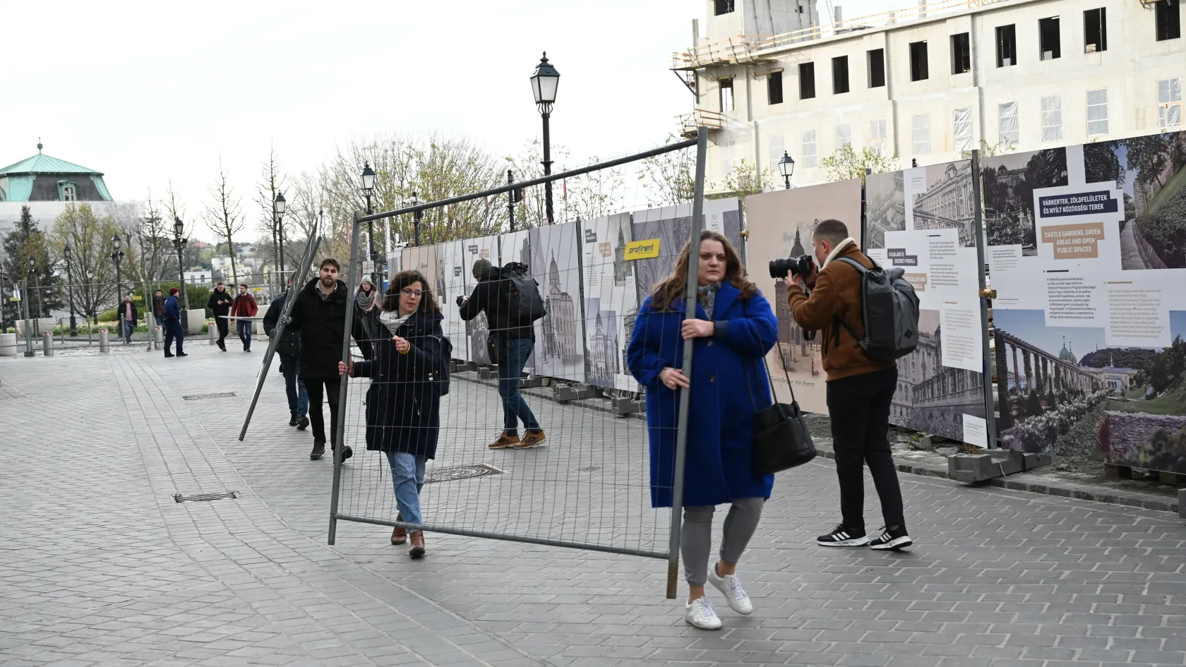 Lebontották a Karmelita kordonjait a momentumosok Lebontották a Karmelita kordonjait a momentumosok