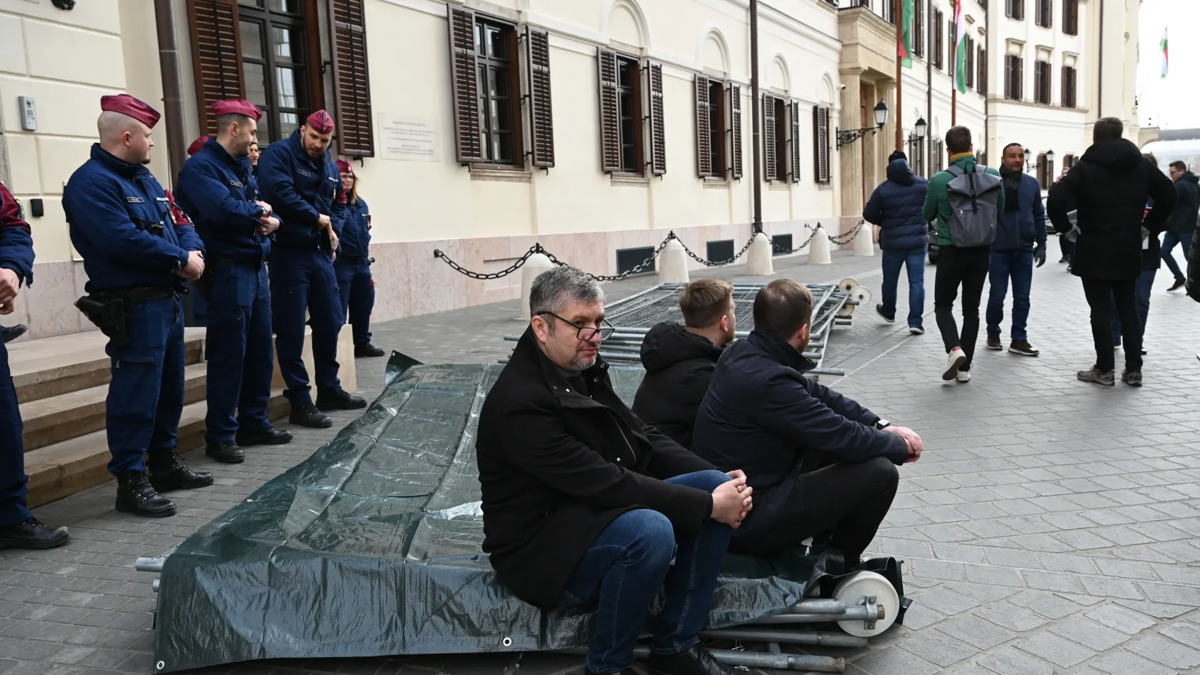 Hadházy Ákos ellen eljárás indul a Karmelita előtti kordonbontás miatt Hadházy Ákos ellen eljárás indul a Karmelita előtti kordonbontás miatt