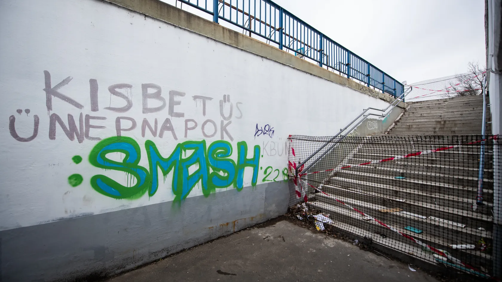 Elkezdte felújítani a MÁV, aztán félbehagyta a felsőgödi lépcsőt, ahol most gyűlik a szemét
