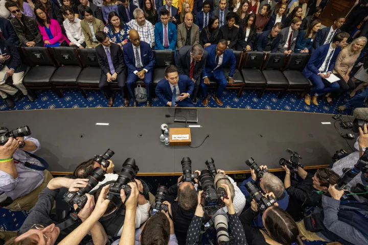 A TikTok vezérigazgatója, Shou Zi Chew felkészül a tanúvallomásra a képviselőház energiaügyi és kereskedelmi bizottsága előtt a Rayburn House Office Buildingben a Capitol Hillen 2023. március 23-án – Fotó: Tasos Katopodis / Getty Images