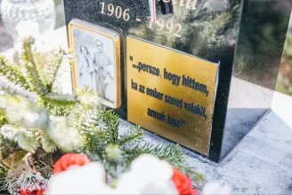 Letakarták a megemlékező feliratot Szálasi özvegyének sírkövén