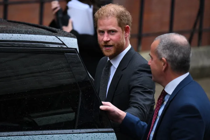 Harry herceg távozik a londoni Legfelsőbb Bíróságról 2023. március 28-án – Fotó: Daniel Leal / AFP