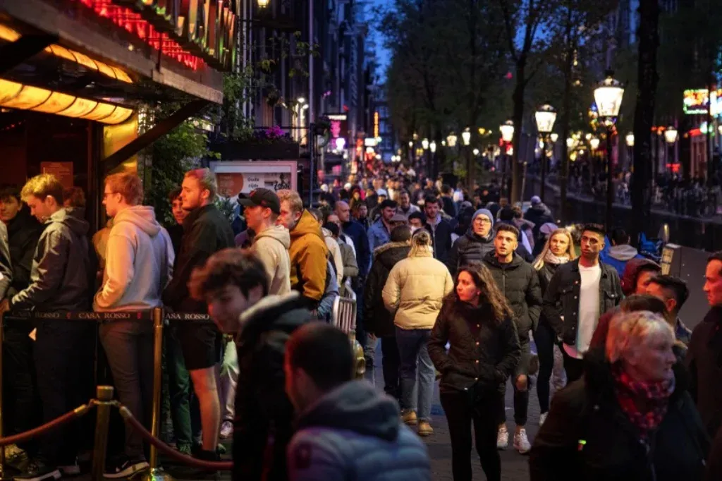 Amszterdam reklámkampányt indít, hogy elvegye a fiatal brit férfiak kedvét a szex- és drogturizmustól