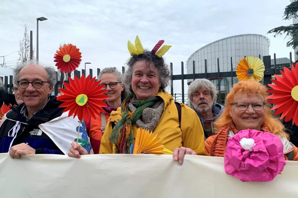Kétezer nő beperelte a svájci kormányt a klímapolitikája miatt Strasbourgban