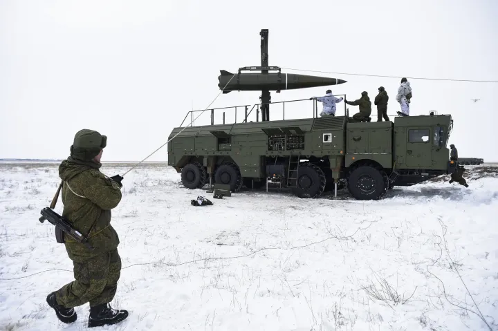 Iszkander-M rakéta telepítése és felkészítése kilövésre a Kapusztyin Jar rakétakísérleti lőtéren az Asztraháni régióban – Fotó: Orosz Védelmi Minisztérium / Wikipedia