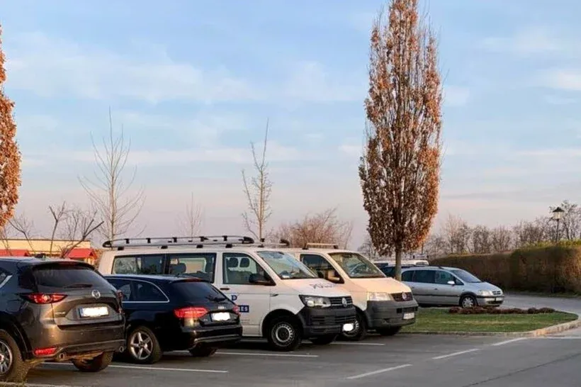 Megrongálják a magyar ingázók autóit az osztrák parkolókban
