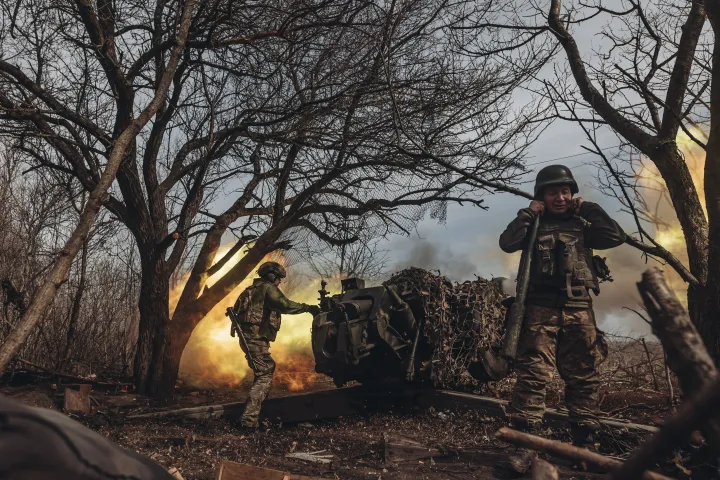 Ukrán tüzérek lőnek a bahmuti orosz állások felé – Fotó: Diego Herrera Carcedo / Anadolu Agency / Getty Images