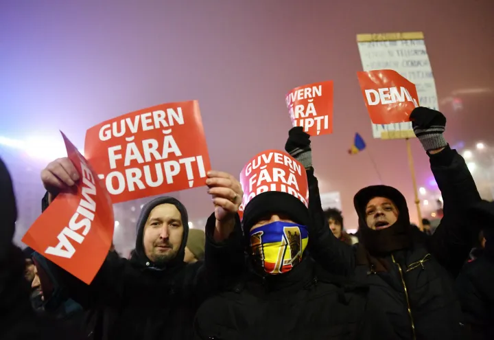 Kormányellenes tüntetés Bukarestben, 2017. februárjában, miután a kormány hatályon kívül helyezte a vitatott korrupciós törvényt – Fotó: Daniel Mihailescu / AFP 