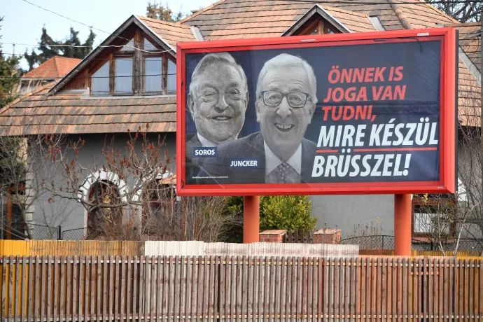  Jean-Claude Junckert és Soros Györgyöt ábrázoló plakát Budapesten, 2019 februárjában – Fotó: Kisbenedek Attila / AFP