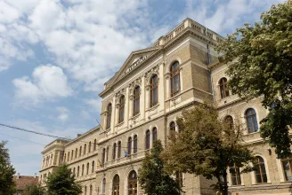 Egy volt diák szexuális bántalmazással és a diáklányok kihasználásával vádolja a BBTE román Történelem és Filozófia Karának oktatóját