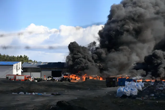 Több mint 40 órája oltják a tüzet a gyáli szeméttelepnél