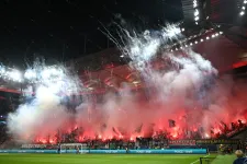 Részleges stadionbezárással és pénzbírsággal büntette az Eintracht Frankfurtot az UEFA a szurkolói miatt