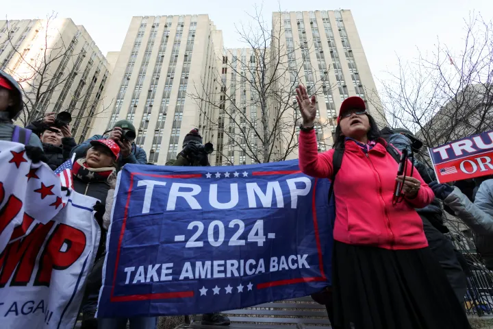 Trump-párti tüntetők a New York-i büntetőbíróság épülete előtt március 20-án – Fotó: Andrew Kelly / Reuters