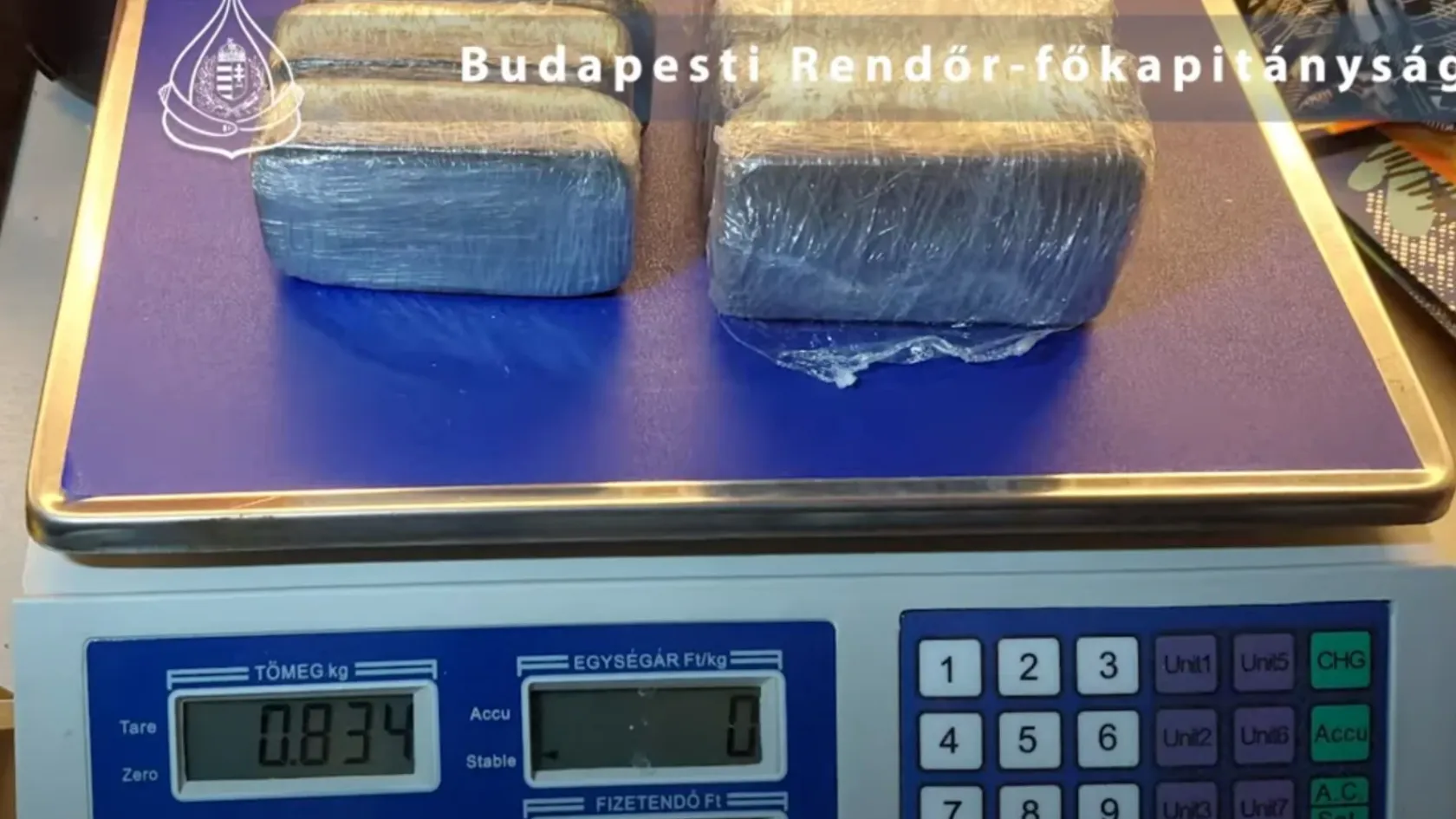 Húszezer euróval és marihuánával a zsebében kaptak el egy cseh drogfutárt a budapesti rendőrök