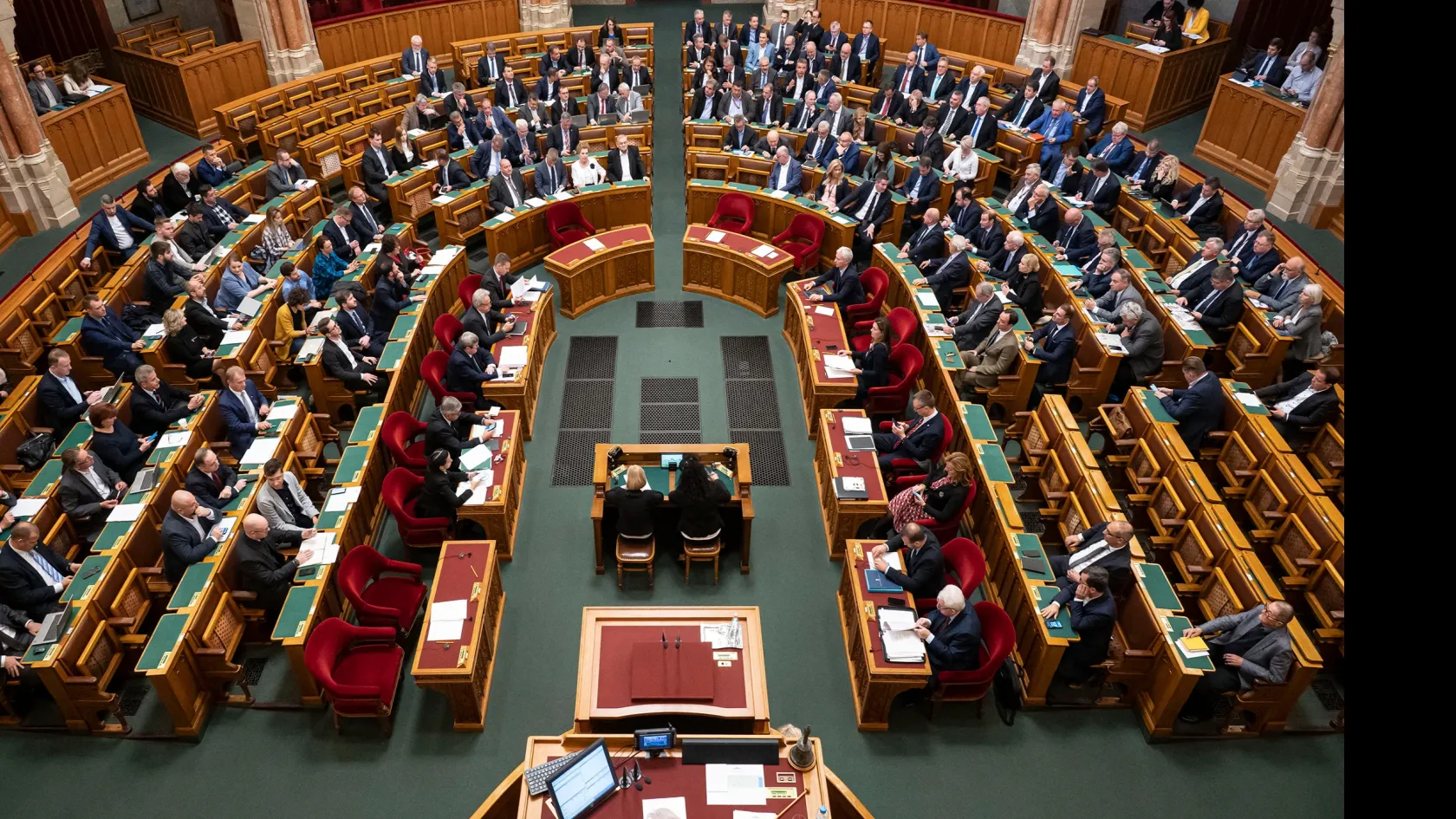 Megszavazták a Fidesz békepárti javaslatát, hogy háborúpártinak nevezhessék az ellenzéket