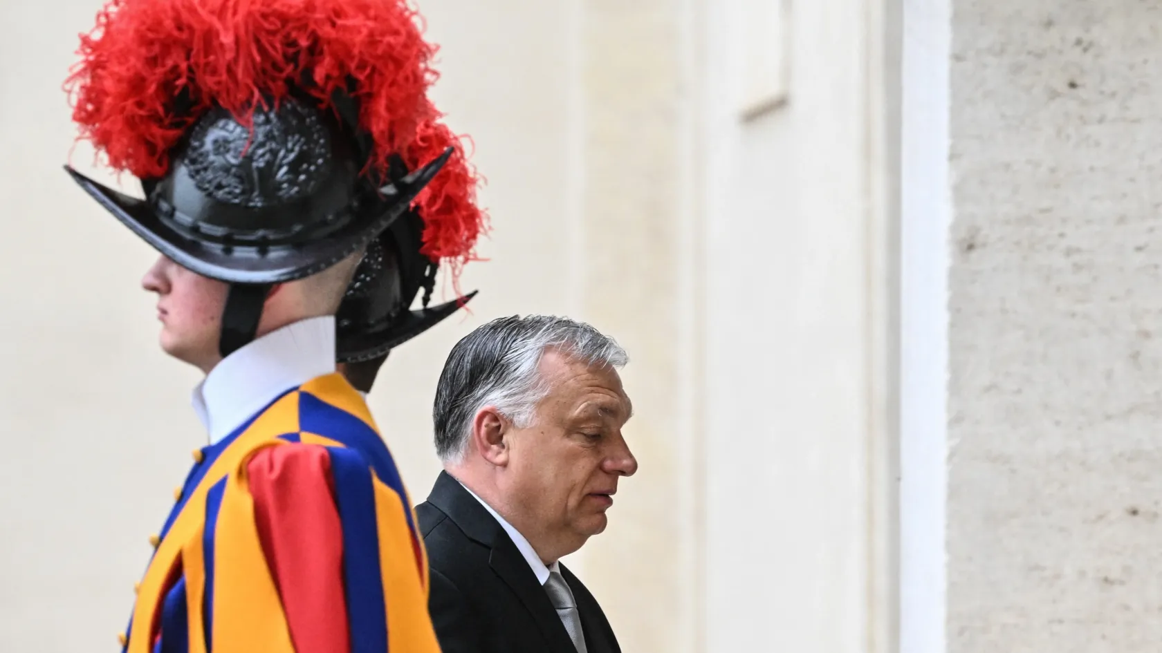 Rómába utazott Orbán, lerótta kegyeletét Karl-Joseph Rauber bíboros-érsek ravatalánál