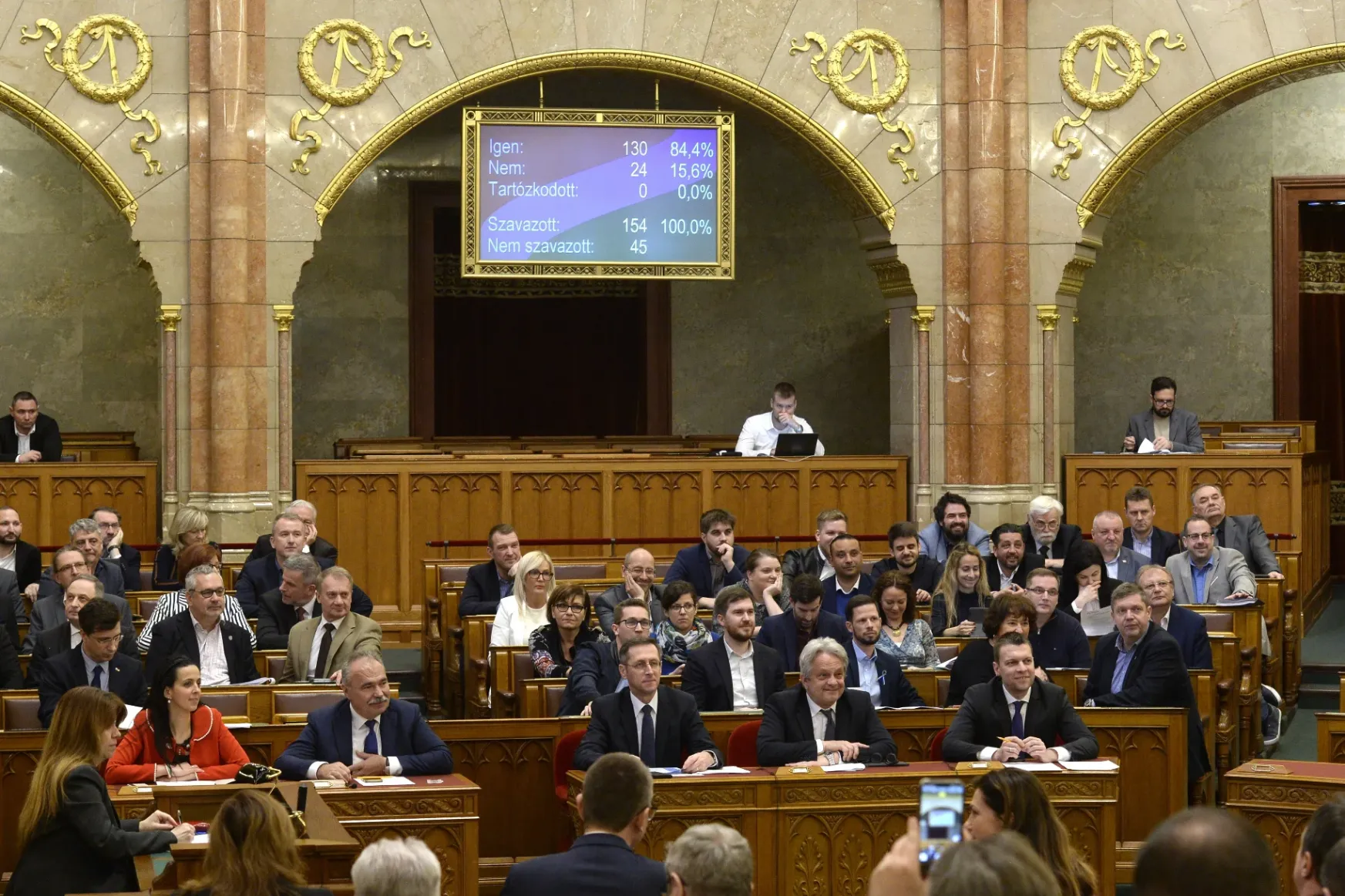 Megszavazták a Fidesz békepárti javaslatát, hogy háborúpártinak nevezhessék az ellenzéket