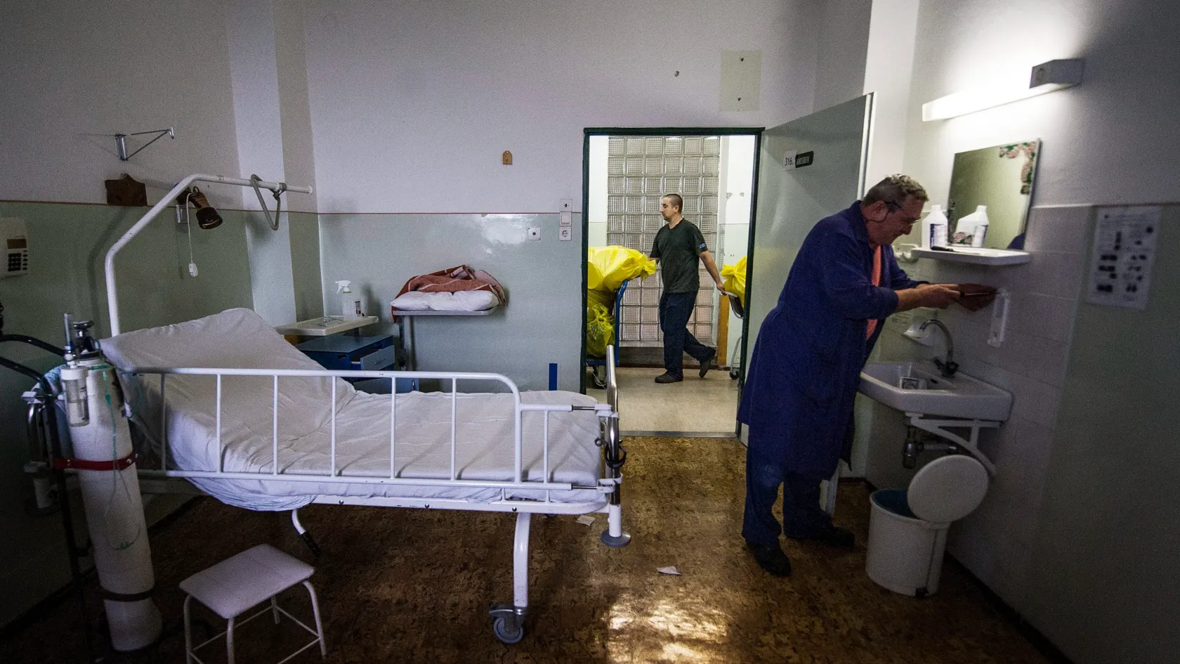Egyre többször kötözik le a betegeket, mert nincs elég ápoló a kórházakban