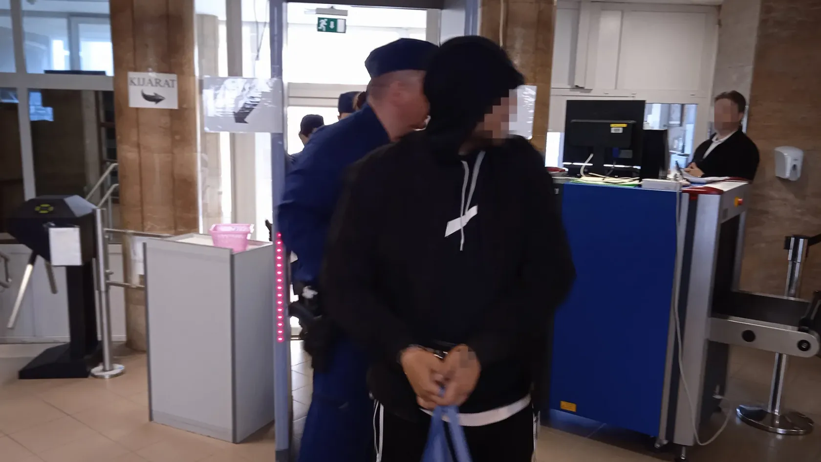 Letartóztatták a férfit, aki a gyanú szerint kilökött egy nőt a győri panelház tizedik emeleti ablakából