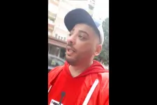 Beat a Népszínház utcában sétálva, egy Facebook-élőben üvöltve hívta ki L.L. Juniort, hogy verje meg