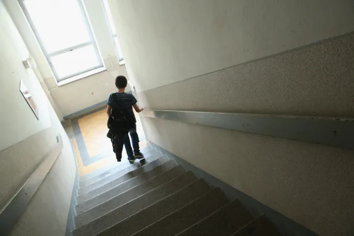 A drogfogyasztás jeleinek felismerésére képeznék ki a tanárokat