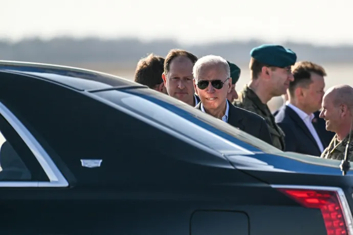 Joe Biden amerikai elnök különleges biztonsági intézkedések közepette érkezett a lengyelországi Rzeszów-Jasionka repülőtérre az Air Force One repülőgéppel, majd végül pizzázott az amerikai katonákkal a támaszponton 2022. március 25-én – Fotó(1,2): Stringer / Anadolu Agency / AFP – Fotó(3): Brendan Smialowski / AFP
