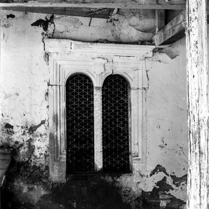 A keresdi Bethlen-kastély udvara, illetve egyik díszes ablakkerete, 1969 – Fotó: Erdélyi Lajos / Azopan Fotóarchívum