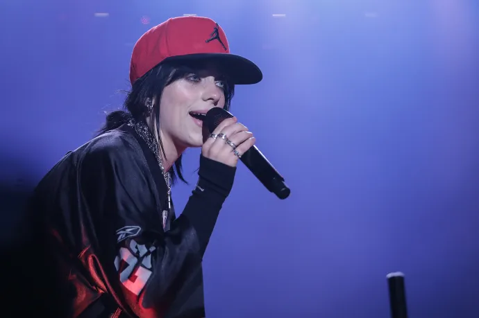 Bár a vihar elmosta Billie Eilish mexikói koncertjét, gitárkíséret mellett azért elénekelt néhány dalt