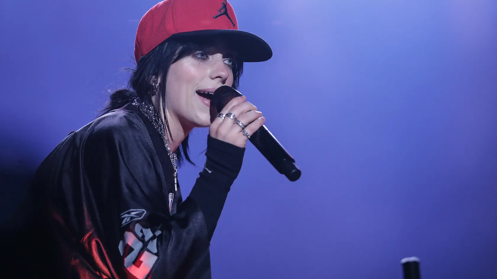 Bár a vihar elmosta Billie Eilish mexikói koncertjét, gitárkíséret mellett azért elénekelt néhány dalt