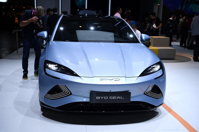 A BYD Seal a párizsi autókiállításon tavaly ősszel. Fotó: AFP