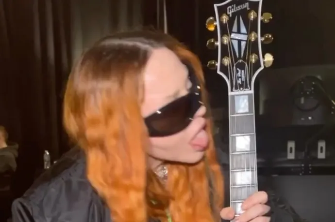 Madonna még most is zavarba tud hozni mindenkit, például egy gitár nyalogatásával