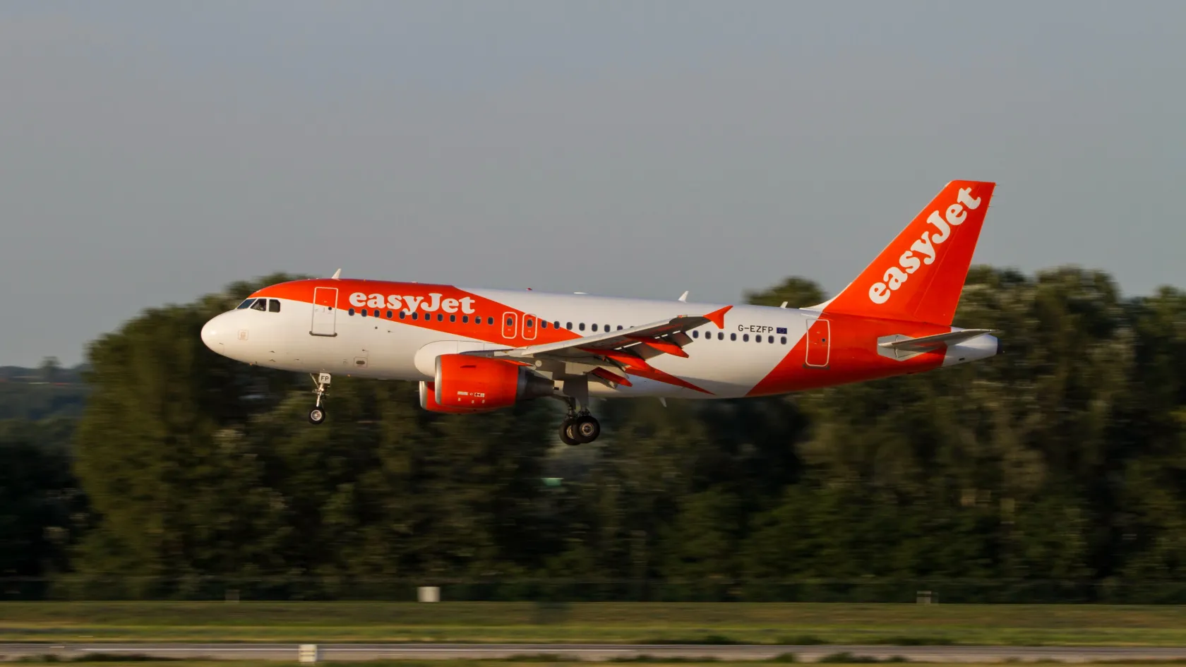 Kényszerleszállás hajtott végre az EasyJet repülőgépe Budapesten egy agresszív utas miatt