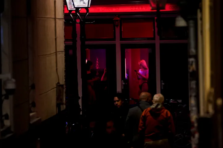 Tiltakoznak a szexmunkások, miután Amszterdam elköltöztetné a piros lámpás negyedet