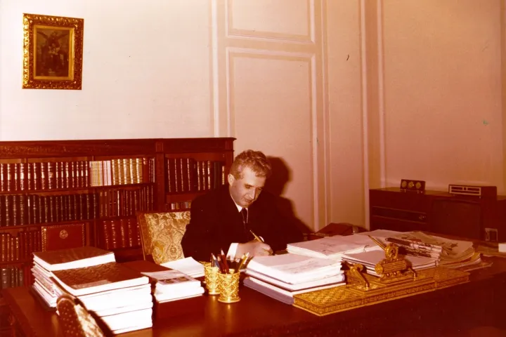 Színjeles volt Ceaușescu érettségije, igaz, 47 évesen tette le, amikor pártfőtitkárnak választották