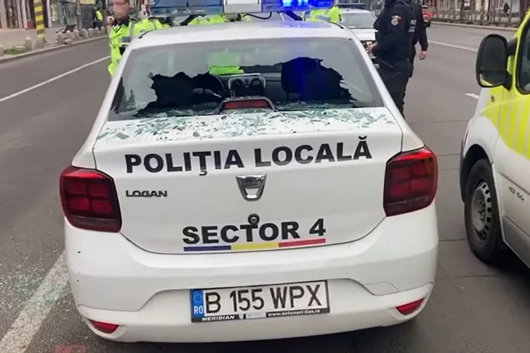 Egy romániai férfi kővel dobálta meg és törte be a rendőrautó ablakait április 1-jén