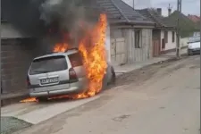 Véletlenül felgyújtotta autóját a romániai férfi, miután fúróval próbálta kiüríteni a benzintartályt
