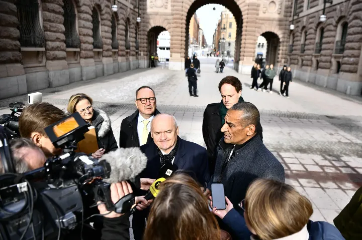 Hende Csaba újságíróknak nyilatkozik Stockholmban, miután a svéd parlament elnökével tárgyalt 2023. március 7-én – Fotó: Caisa Rasmussen / TT / AFP