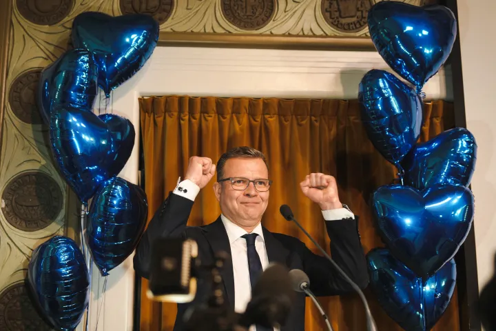 Petteri Orpo finn politikus, a konzervatív Nemzeti Szövetség elnöke ünnepel 2023. április 2-án – Fotó: Alessandro Rampazzo / AFP 