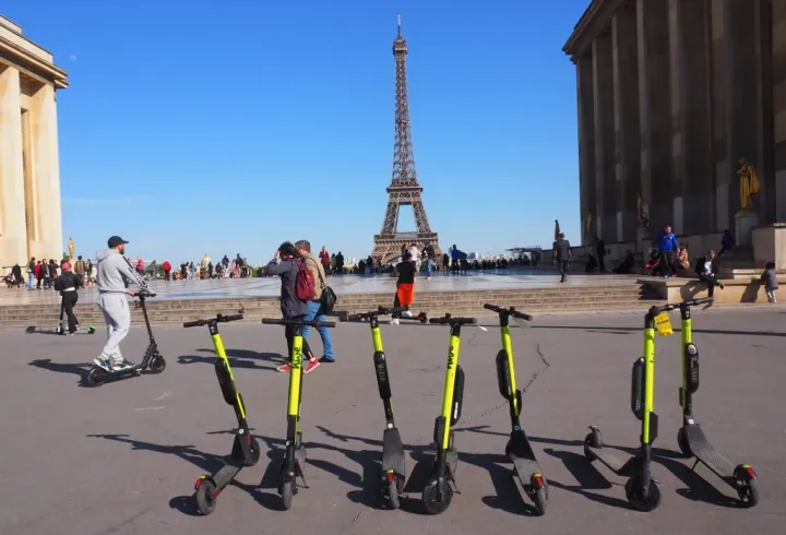 Bérelhető e-rollerek élezik a kilátást az Eiffel-torony szomszédságában – Fotó: Christian Bohmer / AFP