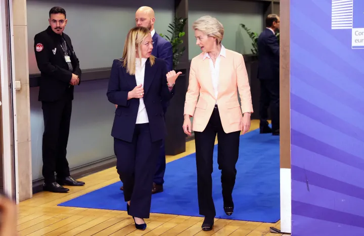 Giorgia Meloni olasz miniszterelnök és Ursula von der Leyen, az Európai Bizottság elnöke találkozik Brüsszelben 2022. november 03-án – Fotó: Dursun Aydemir / Anadolu Agency / Getty Images