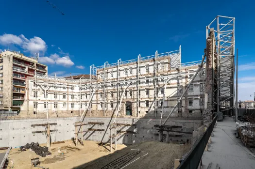A megmaradt, Dunára néző főhomlokzat építkezés közben és a kész hotel látványterve – Forrás: Bem Center