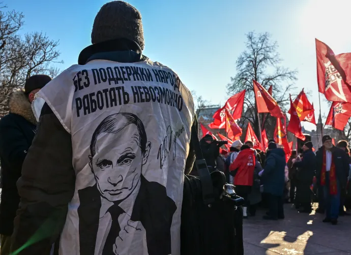 Az orosz kommunista párt egyik támogatója Vlagyimir Putyint ábrázoló öltözetben, „nem lehet dolgozni a nép támogatása nélkül” idézettel a Haza védelmezője napján, Moszkvában 2023. február 23-án – Fotó: Yuri Kadobnov / AFP
