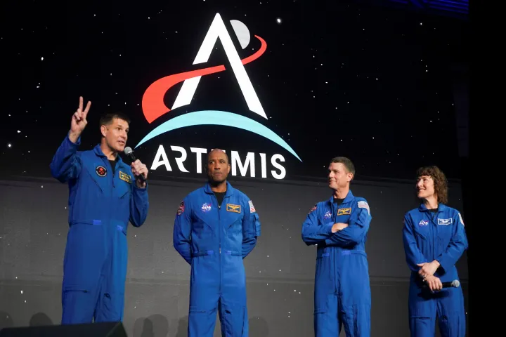 A NASA bemutatta az űrhajósokat, akik megkerülik majd a Holdat